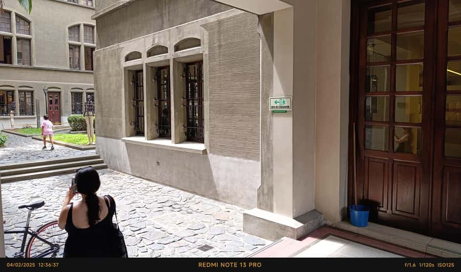 Anti tour Medellin - Palacio Nacional to La Veracruz: power changes clothes