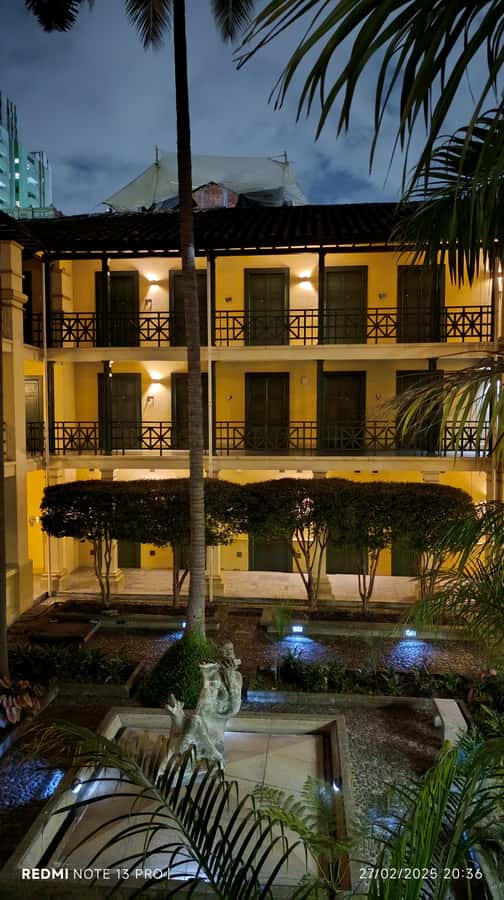 Anti tour Medellin - Coltejer Building to Junín Street and La Playa: traces of wealth, then memory