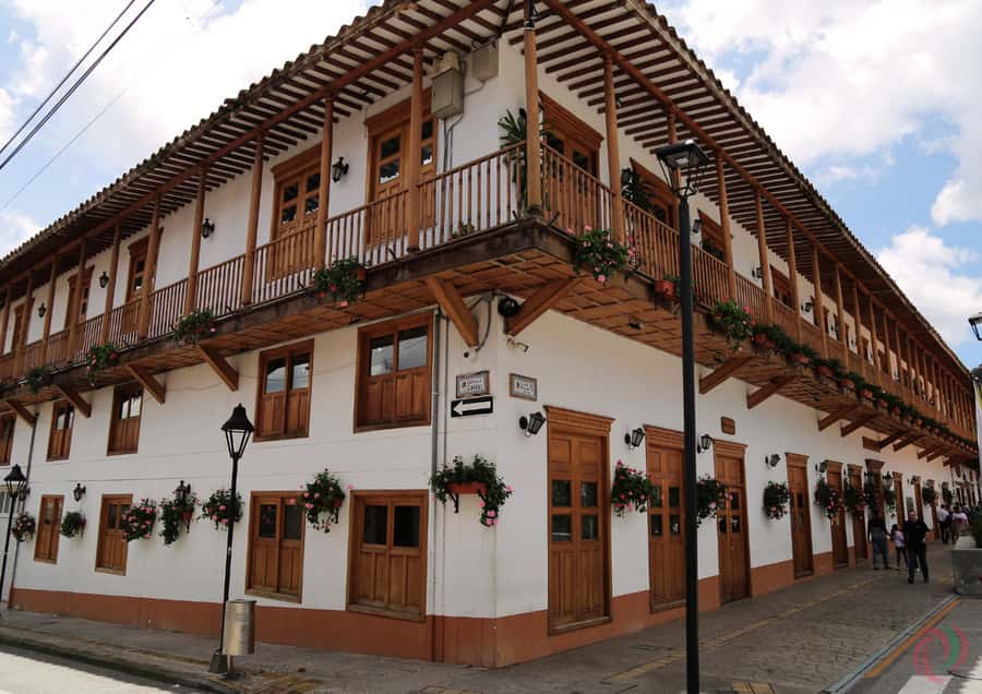 Antioquia’s Villages: El Retiro, La Ceja, and More - El Carmen de Viboral: pottery workshops, painted ceramics, and souvenir shopping