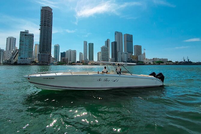 Boat rental for the Rosario Islands up to 15 people. - The day schedule that matters: 9 A.M. departure, 5 P.M. return