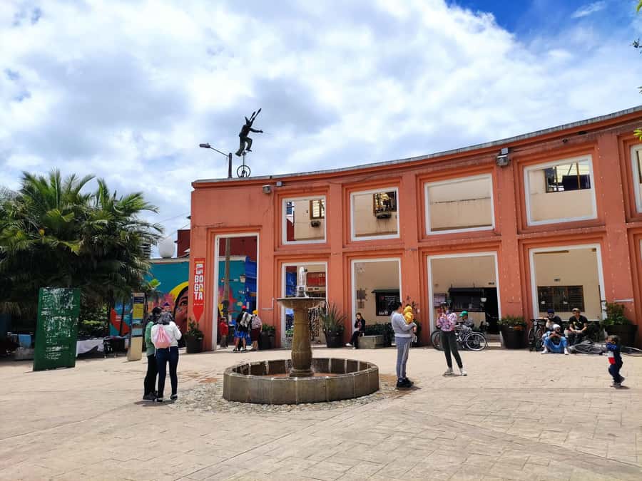 Bogotá: Candelaria Tour with Cacao and Coffee Workshop - Colonial streets, Baroque temples, and the stories that make them click