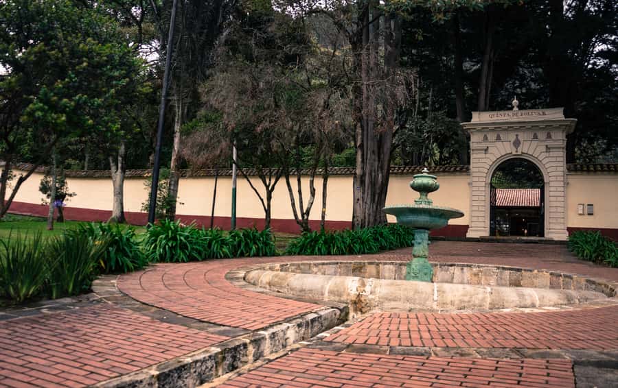 Bogotá: City Tour with Monserrate Hill, transfers and guide - Bolívar Square and the historic center landmarks you’ll actually remember