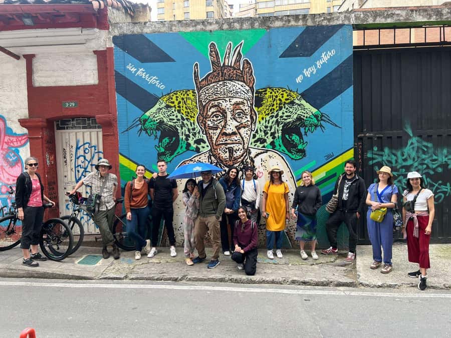 Bogotá: Graffiti Tour el mejor recorrido de arte urbano - The social side of urban art in Bogotá