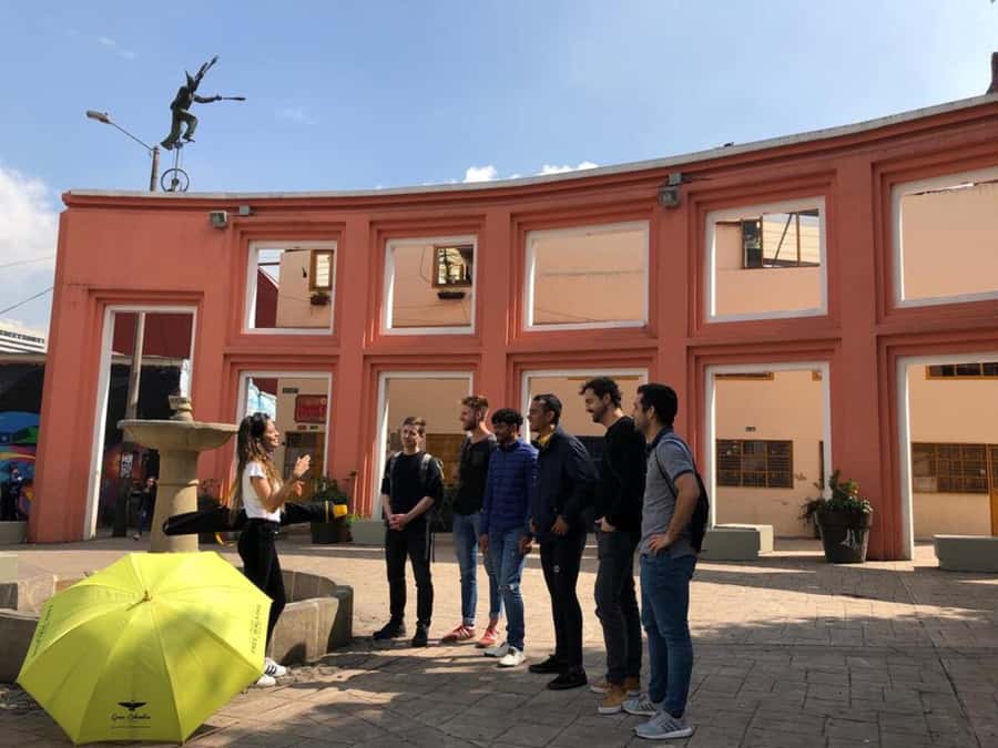 Bogotá: Guided La Candelaria Walking Tour - La Concordia market: where local fruit tastes like the real Bogotá