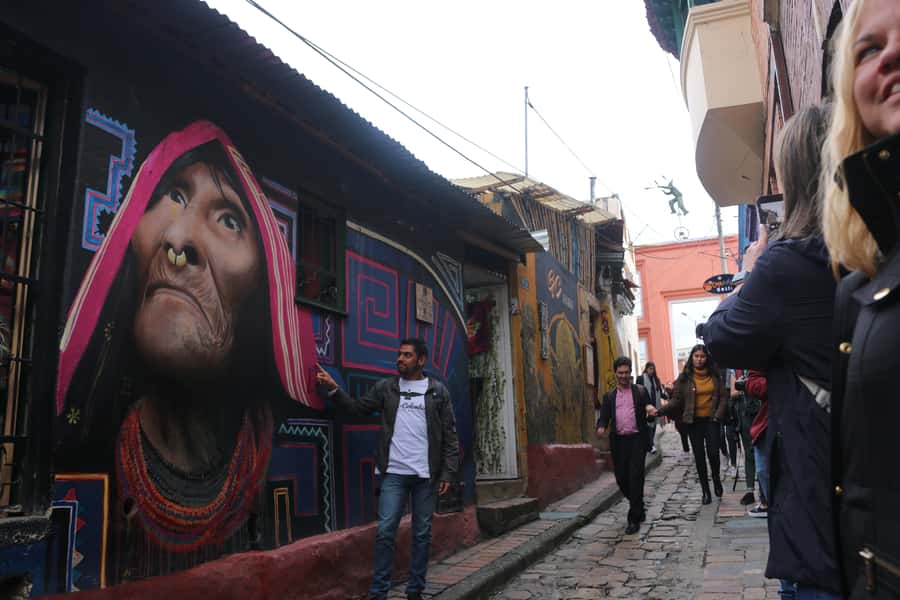 Bogotá: Guided La Candelaria Walking Tour - Carrera Septima and the road to major landmarks