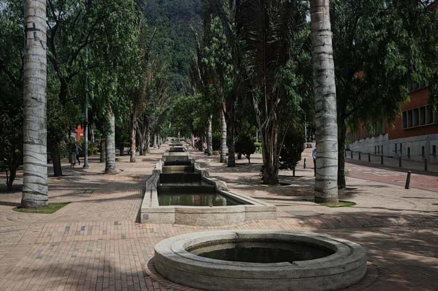 Bogotá: Guided La Candelaria Walking Tour - What you get for $16: value that feels real