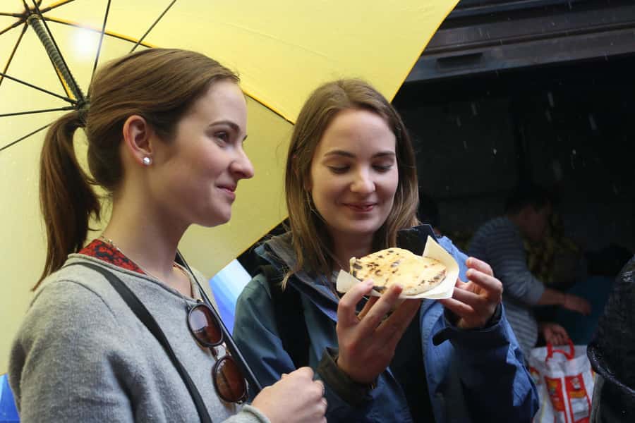 Bogotá: La Candelaria Food Tour with Tastings - Dessert Time: Obleas, Caramel, and Chocolate Santafereño With Cheese