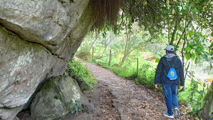 Bogota: La Chorrera Waterfall Guided Hike and Guadalupe Hill - Why the timing feels good, including the snack break
