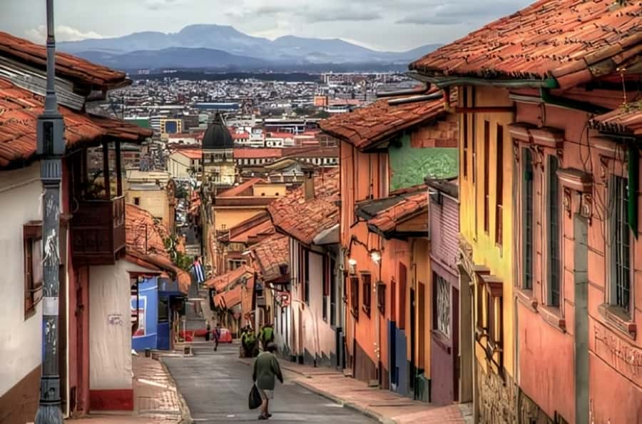 Bogota : Must-See Sites Walking Tour With a Guide - Meeting At Hotel Selina La Candelaria, Then Getting Your Bearings