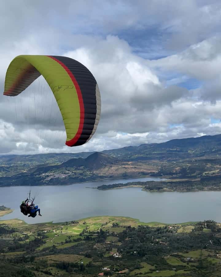Bogota: Paragliding activity in La Calera with transfers - Paragliding over Guatavita and the Tomine reservoir: what makes it special