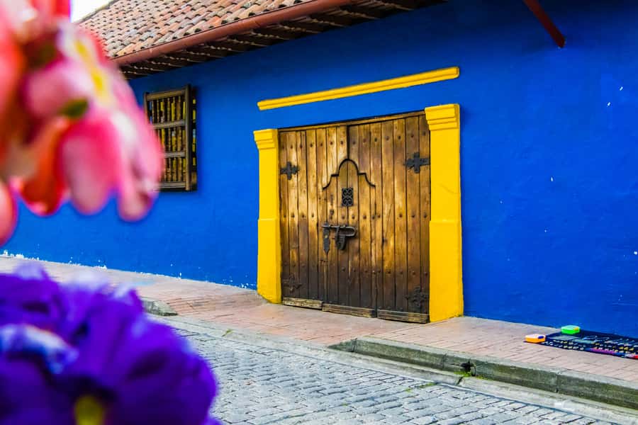 Bogotá: Private Candelaria Walking Tour with Gold Museum - La Candelaria on foot: La Concordia Park and the texture of old Bogotá