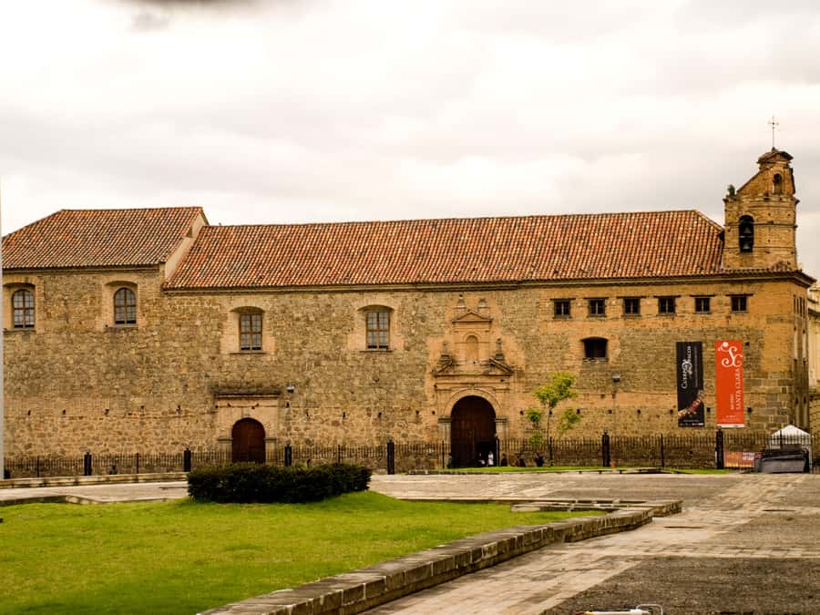 Bogotá: Private Candelaria Walking Tour with Gold Museum - Snack and soft drink stops that keep the walk enjoyable