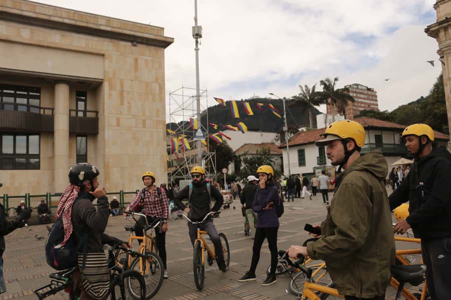 Bogotá: Shared Bike Tour - Parkway Boulevard: bike roads, trees, and a calmer stretch