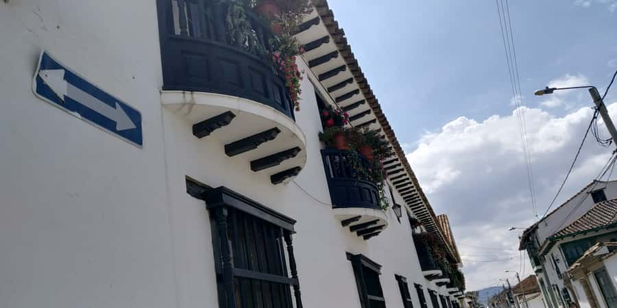 Bogotá: Villa de Leyva Full-Day Tour with Meals - Ráquira: pottery and crafts you can actually take home