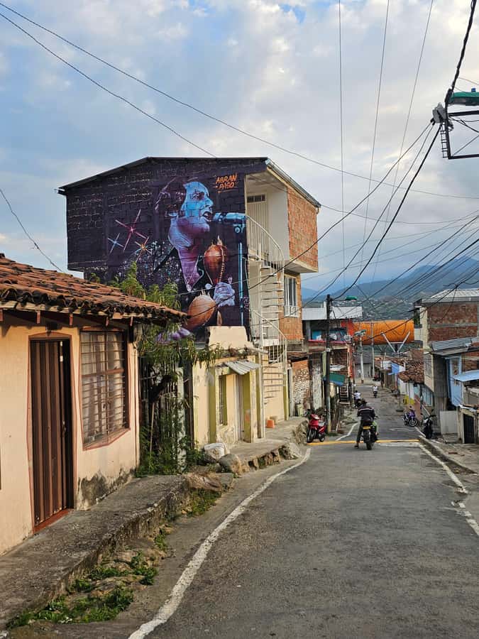 Cali: Comuna 20 Siloé Street Art Tour - Walking the Murals: What You’ll Actually See on the Streets