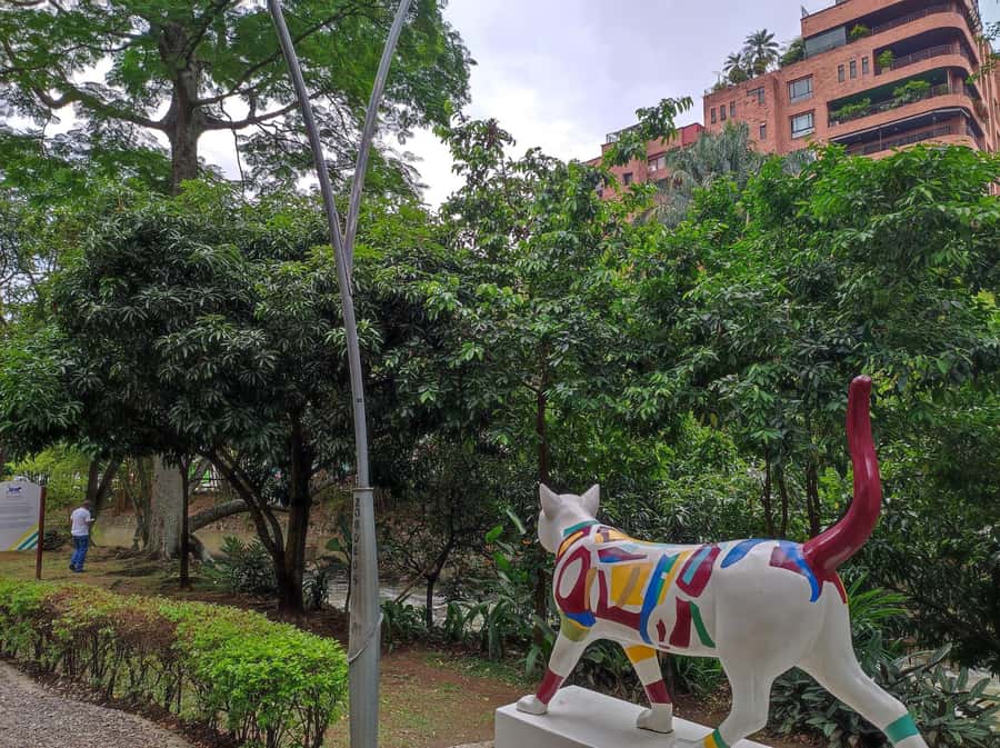 Cali: Cristo Rey, Tertulia Museum & Downtown Cali City Tour - La Tertulia Museum: Modern Art With a Specific Twist