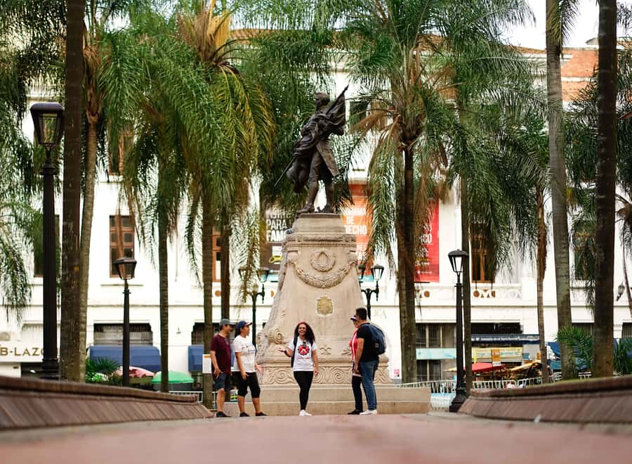 Cali: Walking tour of the historic center - Meeting Point and Route Expectations in the Real World