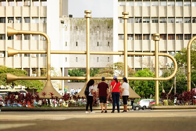 Cali: Walking tour of the historic center - The 10-Person Small Group and Bilingual Guide Advantage