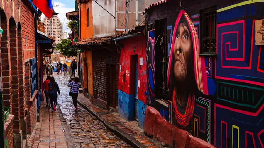 Candelaria Unveiled: Cool-tural Heritage Walking Tour - Meeting at Monumento a Policarpa Salavarrieta, Then Getting Oriented Fast