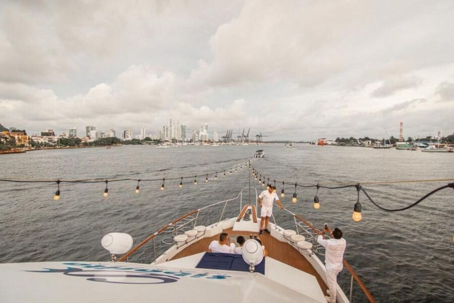 Cartagena: 4-course Culinary Experience aboard a catamaran - One hour of dinner service: 4 courses, wine, and music