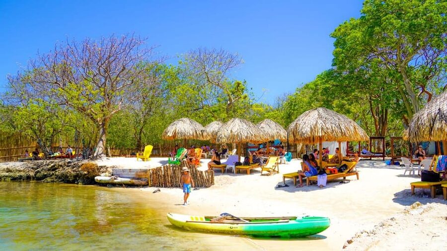 CARTAGENA: 4 islands by sport boat +oceanarium tickets - The Rosario stop at the submerged airplane: the wow-photo moment