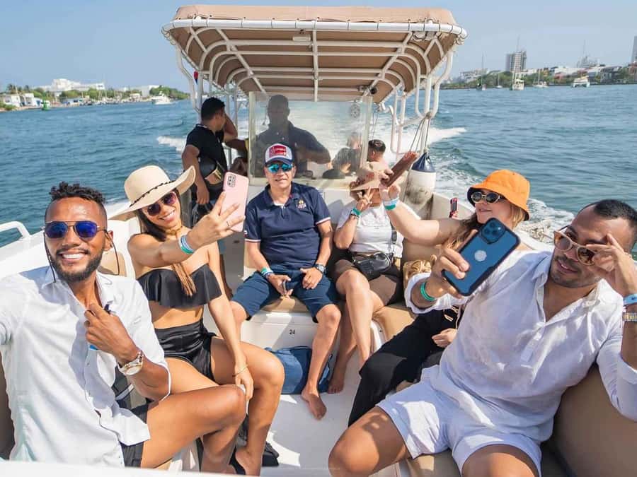 Cartagena: 5 Rosario Islands, Full party with drinks, Snorkeling and lunch - Why this Rosario Islands party cruise feels different