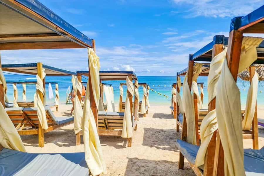 Cartagena: 5 Rosario Islands, Full party with drinks, Snorkeling and lunch - The first water stop: islands in the Rosario group