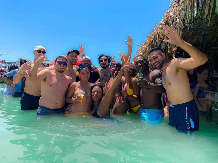 Cartagena: 5 Rosario Islands, Full party with drinks, Snorkeling and lunch - Playa Tranquila on Baru Island beach club time