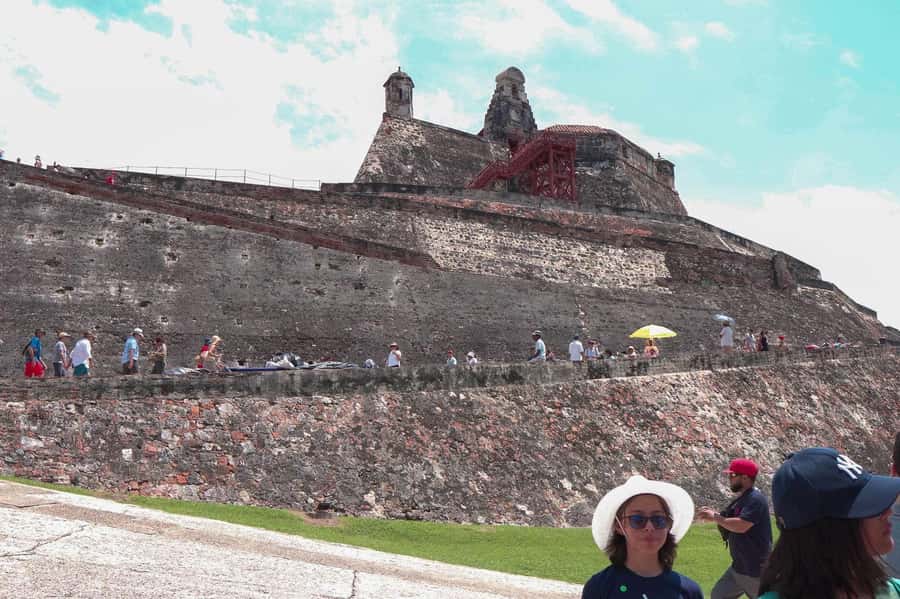 Cartagena: BILINGUAL CITY TOUR San Felipe Castle & Old city - Chiva bus first, then the walls of Cartagena