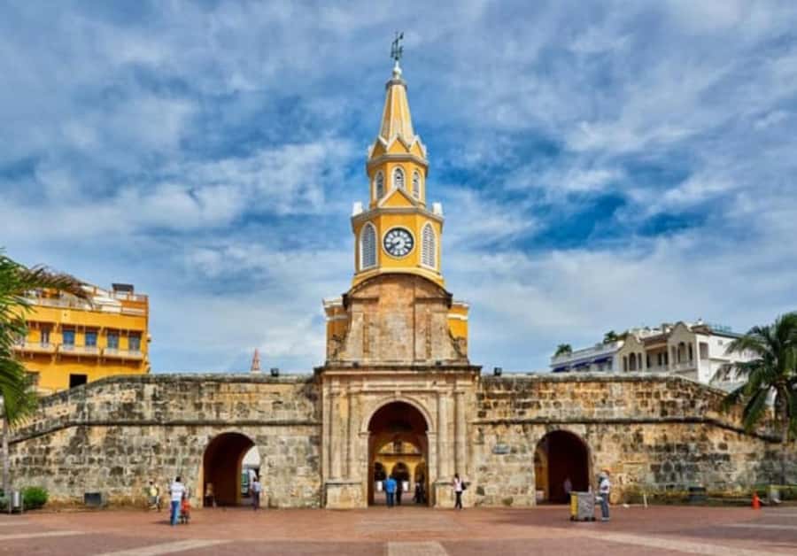 Cartagena: BILINGUAL CITYTOUR + SAN FELIPE CASTLE & Old city - Bocagrande, Laguito, and Castillo Grande: bay views before the walls