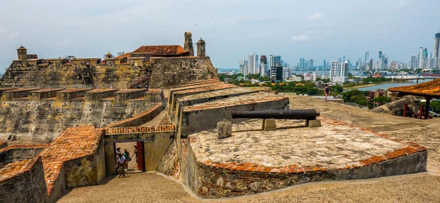 Cartagena: BILINGUAL CITYTOUR + SAN FELIPE CASTLE & Old city - Letras de Cartagena and the art of a quick photo
