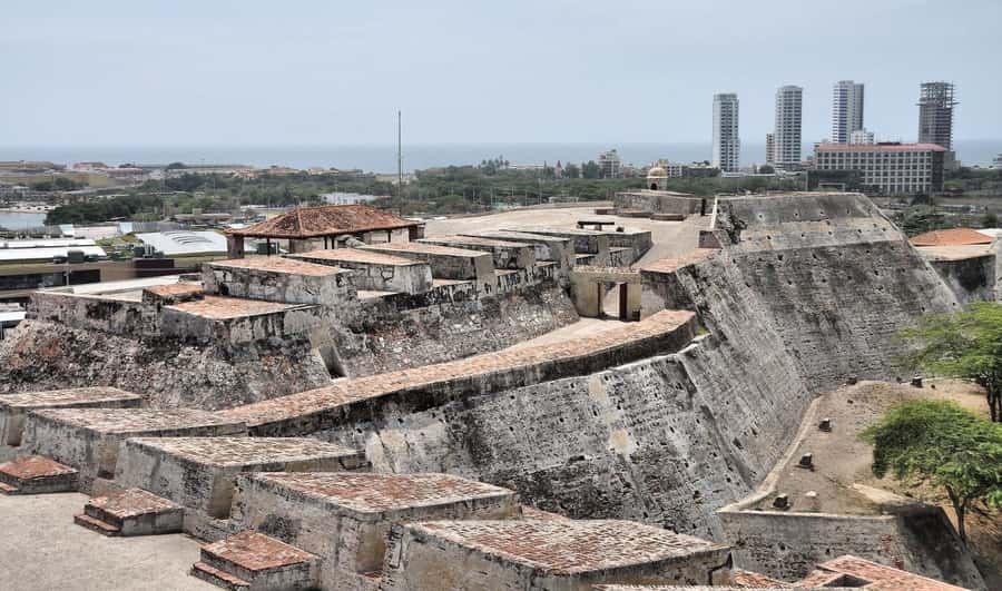 Cartagena: BILINGUAL CITYTOUR + SAN FELIPE CASTLE & Old city - Laguito and Bahia de las Animas: a final scenic reset