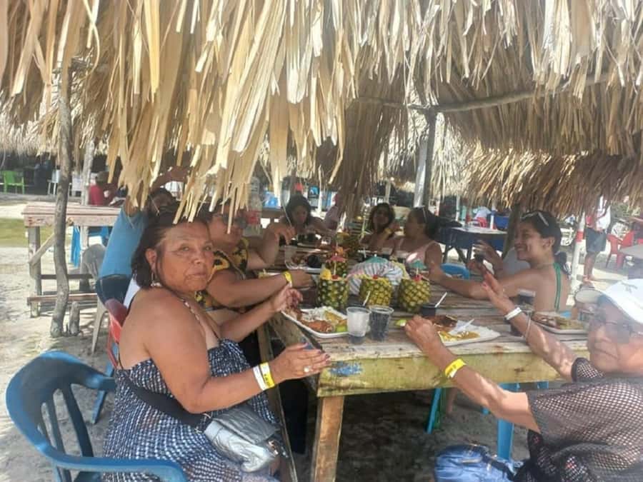Cartagena: CHOLON & BARU with lunch - Barú Island time: break, photos, sightseeing, and a quick reality check