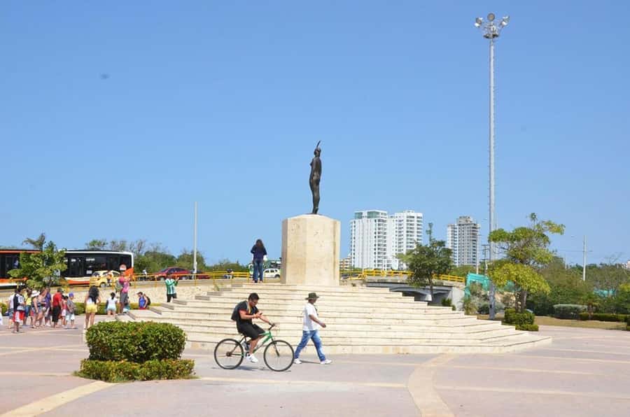 Cartagena: CITY TOUR OVERVIEW of the city Boots castle chiva - The walled city walk: Las Bovedas and the Clock Tower