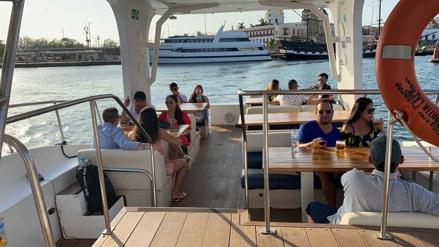 Cartagena: Cruise by the Bay with Dinner and Wine - A Smooth Evening Aboard La Bodeguita Pier
