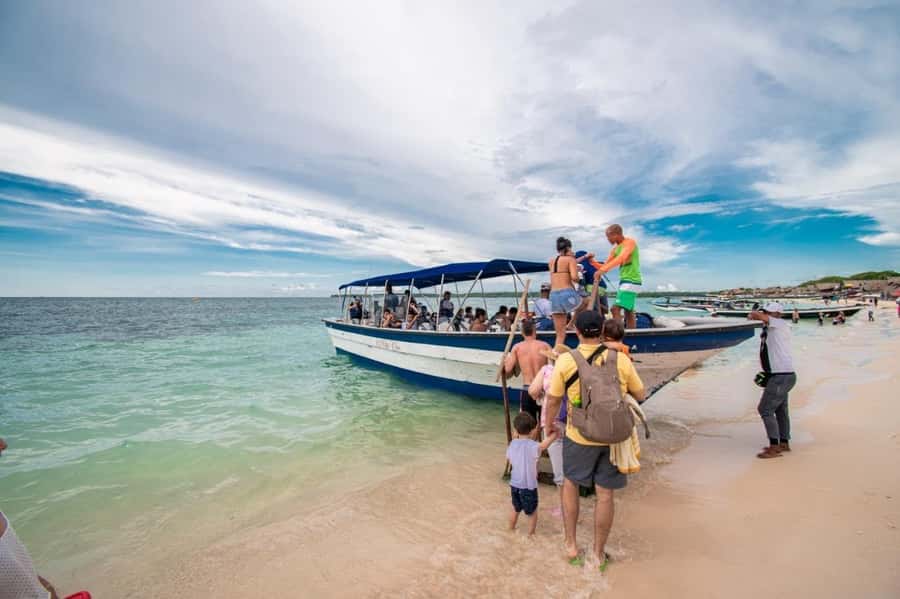 Cartagena de Indias: Pasadia 5 Islas del rosario and Baru boat trip - Sunset and the luminous plankton finale
