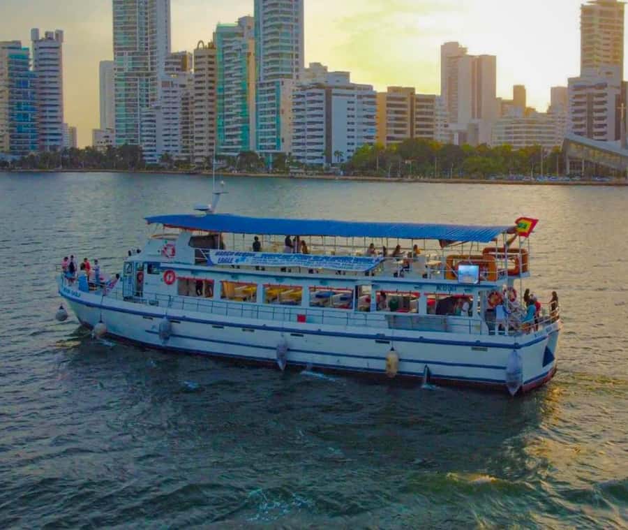 Cartagena de Indias: Sunset Cruise Open Bar with Dance Show - The cruise route: Manga and Bocagrande views that change as the light drops