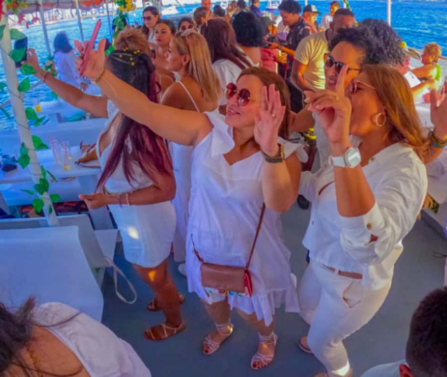 Cartagena de Indias: Sunset Cruise Open Bar with Dance Show - Languages, guide presence, and accessibility on the water