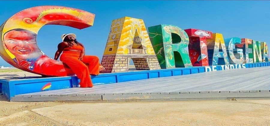 Cartagena: Explore with a city tour aboard a typical "chiva". - The bilingual guide factor: how you get more than sightseeing