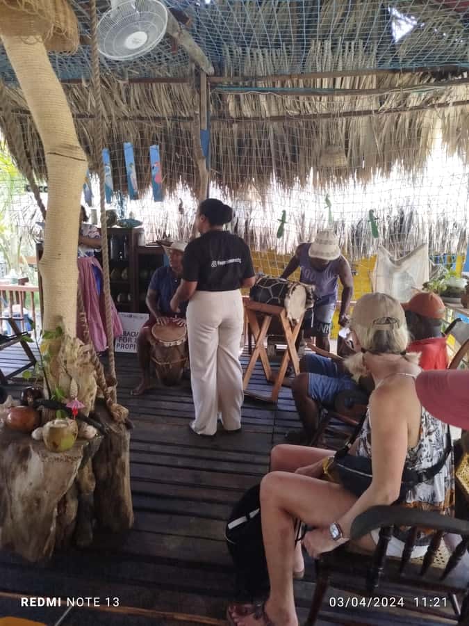 Cartagena: FISHERMEN'S ISLAND IN THE MANGROVES by canoe - Cartagena by canoe, not by crowds