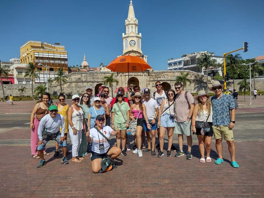 Cartagena: Historic Center and Getsemaní Shared Walking Tour - Plaza Bolívar break, then Centennial Park’s shade and animal sightings