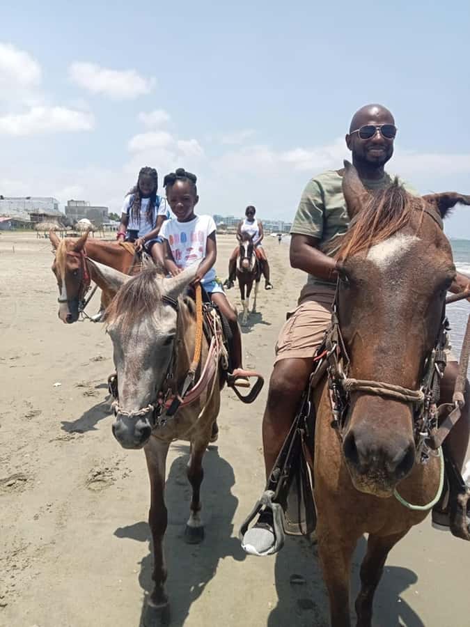 Cartagena: Horse Riding on the Beach with Photos and Lunch - Carlos and the photo help: what the guide actually does