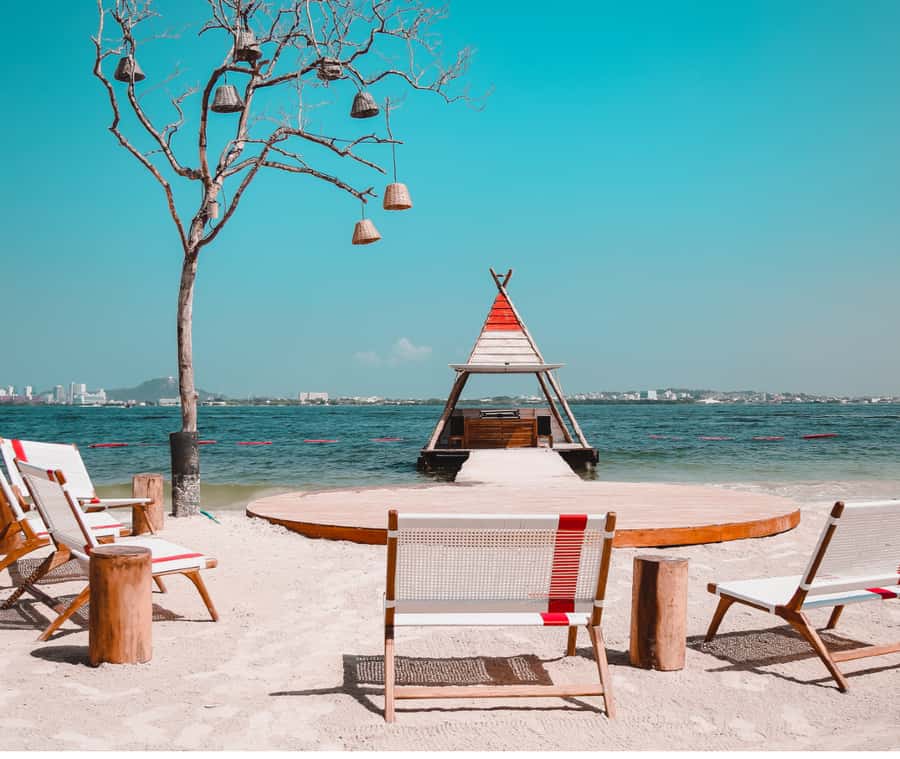 Cartagena: La Punta Beach Club Day Pass (Lunch included) - Service quality, what the staff does well, and one real-world caution