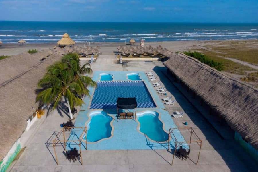 Cartagena: Mud Volcano Tour with Lunch, Pool, and Beach - Lunch at a beach-complex stop, with three choices plus vegetarian