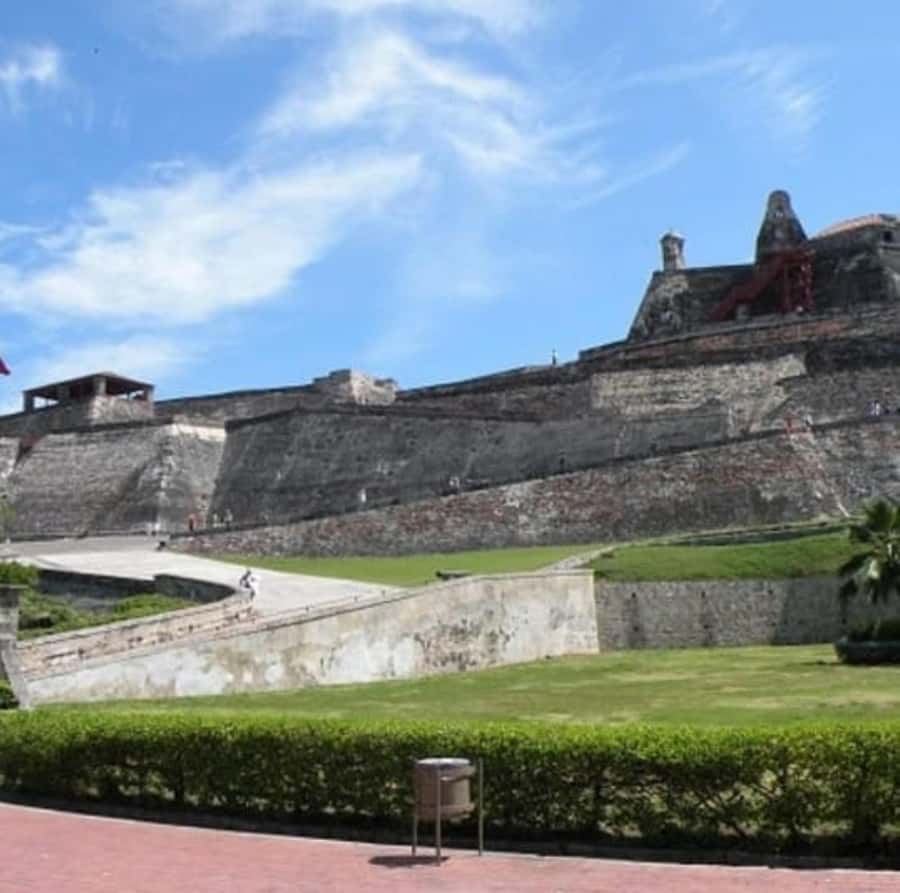 Cartagena: Panoramic City Tour, Monuments, Walls, Castle - The bay-side intro: Bocagrande, Laguito, Castillo Grande, and the big Cartagena angles