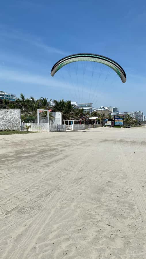 Cartagena: Paratriking Flight from the Beach - The Beach Facility After, A Real Place to Unwind