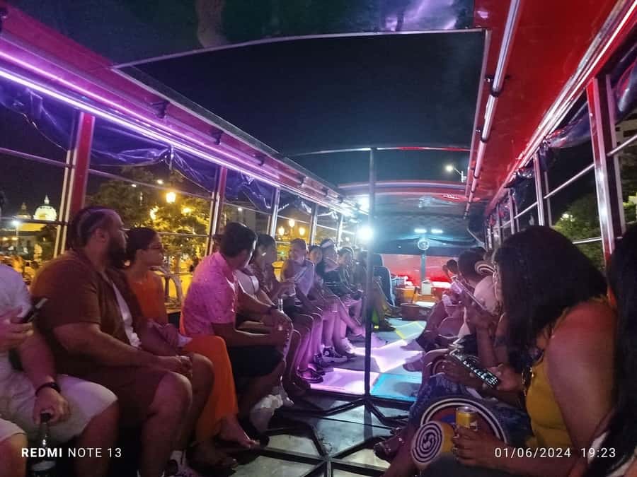Cartagena: Party on a typical bus crossing the city - India Catalina stop: photo time with guided context