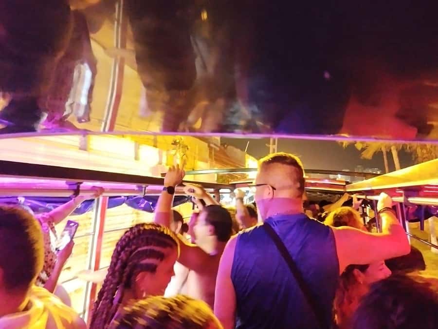 Cartagena: Party on a typical bus crossing the city - Letras de Cartagena and the quick photo economy
