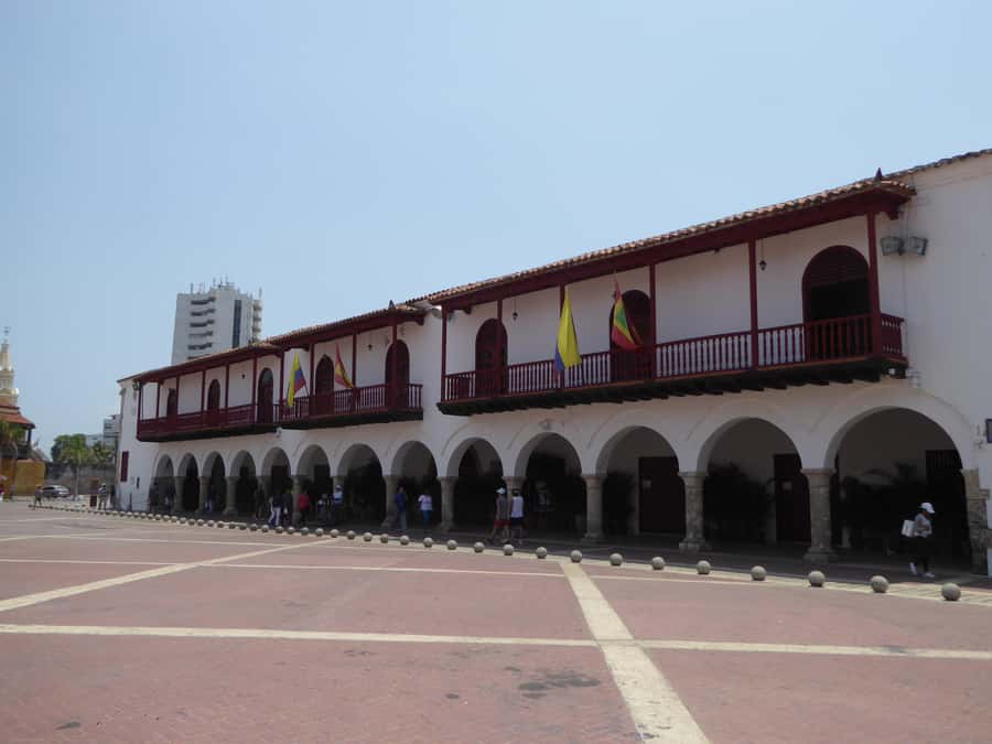 Cartagena: Private Walking Tour with German or Italian Guide - Inside the Corralito de Piedra: UNESCO Walled City walking