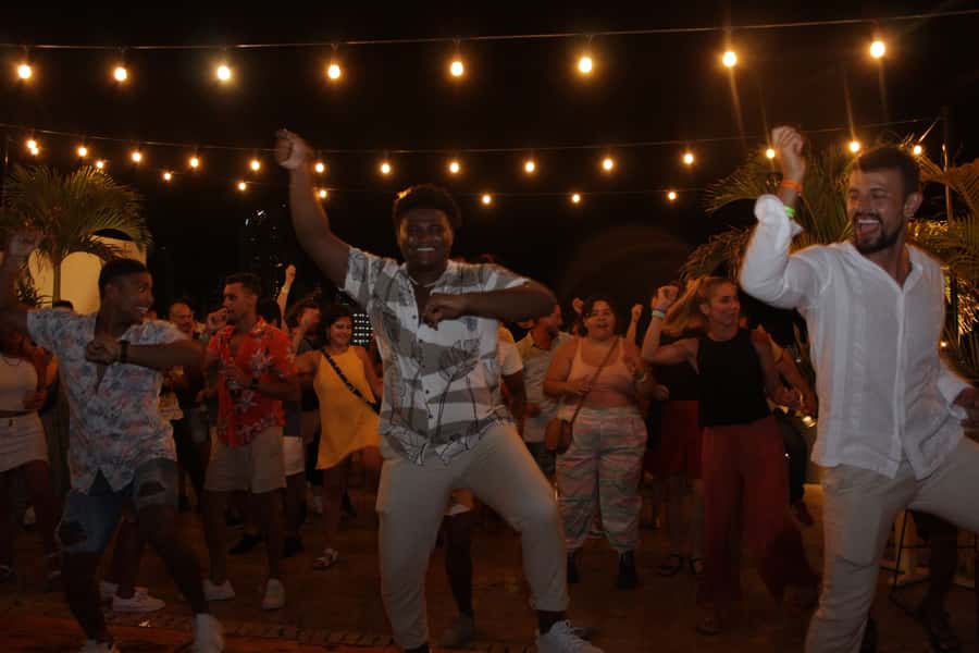 Cartagena: Pub Crawl with Dancing Lessons and Free Shots - Meeting points and warm-up: Viajero and Masaya hostels in Getsemaní